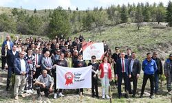 Mamak Belediye Başkanı Şahin, Öğrencilere Fidan Dikiminde Eşlik Etti