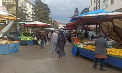 Etlik Çarşamba Pazarı’nda Son Nisan Mesaisi: Tezgahlar Dolu, Cüzdanlar Düşünceli