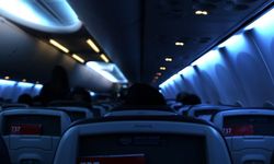 Uçaklarda İniş ve Kalkış Esnasında Işıkların Söndürülmesinin Sebebi Nedir?