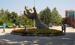 Ankara Abdi İpekçi Parkı ve Eller Heykeli