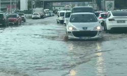 Ankara'da Sağanak Esareti: Yollar Göle Döndü, Trafik Felç Oldu