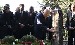 Bahçeli Bayram Namazının Ardından Alparslan Türkeş'in Kabrini Ziyaret Etti