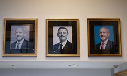 Kılıçdaroğlu ve Özgür Özel’in Fotoğrafları CHP Genel Merkezi'ne Geri Döndü