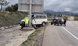 Elmadağ'da Kaza: Minibüs Önce Otomobile Sonra Direğe Çarptı