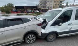 Ankara-Çorum Karayolunda 3 Araç Birbirine Girdi: 2 Yaralı