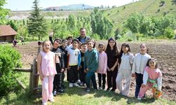 Altındağlı Çocuklar Yüzlerce Fideyi Kendi Eliyle Dikti