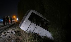 Mamak'ta Servis Minibüsü Şarampole Devrildi, Çok Sayıda Yaralı Var