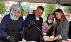 Başkan Ercan, Lale Meydanı'nda Vatandaşlara Aşure İkram Etti