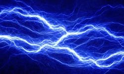 Elektrik Kıvılcımları Neden Mavi Görünür?