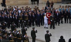 Devlet Erkanından Anıtkabir'e 30 Ağustos Ziyareti: Cumhurbaşkanı Erdoğan Anıtkabir Özel Defteri'ni İmzaladı