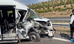 Ankara’da Servis Minibüsü Tıra Çarptı: Biri Ağır 7 Yaralı
