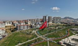 Mamak'ta 52 Metrelik Bayrak Anıtı Göndere Çekildi
