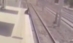 Lale Tren İstasyonunda Raylara Atlayan Doktor Hayatını Kaybetti