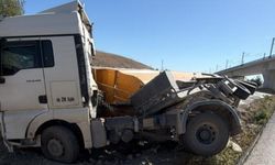Mamak'ta Kontrolden Çıkan Tır Yol Kenarına Devrildi