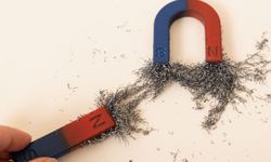 Mıknatıs Isıtılınca Neden Gücünü Kaybedebiliyor?