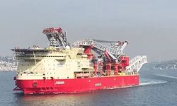 Binlerce Tonluk JSD6000 Boru Döşeme Gemisi İstanbul Boğazı'ndan Geçti