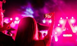 Konser Lazerleri Telefon Kamerasını Nasıl Bozuyor?