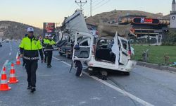 Mamak'ta İki Araç Kafa Kafaya Çarpıştı: 2 Ölü, 2 Ağır Yaralı