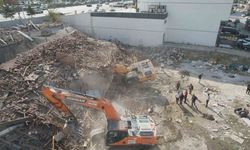 Pursaklar'da Bina Yıkımı Esnasında İş Makinesi Molozların Altında Kaldı