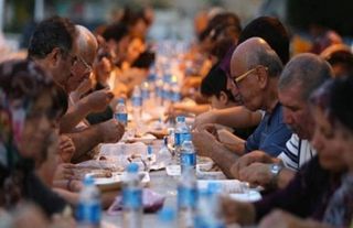 Şereflikoçhisar Belediyesi İftar Çadırı için Kolları Sıvadı