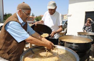 Çubuk’ta Binlerce Kişi Aşure Sofrasında Buluştu