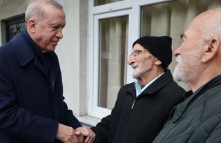 Cumhurbaşkanı Erdoğan Rize’de Kapıları Çaldı, Bayramlaştı