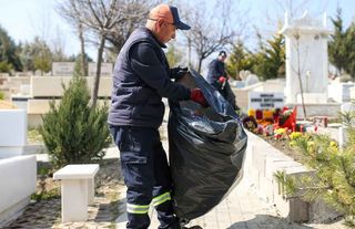 Etimesgut’ta Mezarlıklar Bayram Ziyaretine Hazır, Şehitliklerde Bayraklar Yenilendi