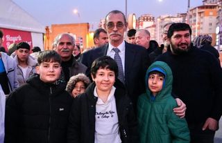 Etimesgut Belediye Başkanı Beşikcioğlu Kendi Elleriyle Yemek Dağıttı