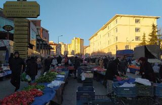 Akaryakıt Zammı Pazar Etiketlerini Nasıl Etkiledi? Karşıyaka Semt Pazarı’nda Fiyat Mesaisi