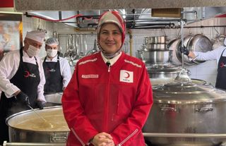 Kızılay Başkanı Yılmaz Ankara'da Yemek Kazanının Başına Geçti