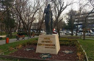 Kurtuluş Parkı’ndaki Anne Heykeli: Sevgi ve Bağlılığın Simgesi