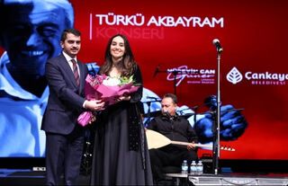 Türkü Akbayram Babası Edip Akbayram’ı Sahnede Andı