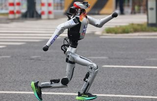 ‘Flash’ İnsansı Robot, Yarı Maratonda İnsan Rekorunu Parçaladı