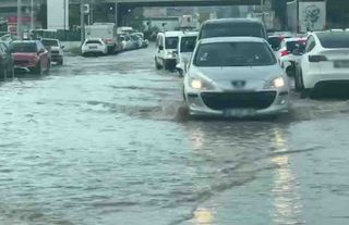 Ankara'da Sağanak Esareti: Yollar Göle Döndü, Trafik Felç Oldu