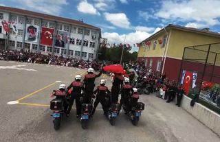 Yenimahalle'de Yunus Polisleri Hem Zeybek Oynadı Hem Akrobasi Yaptı