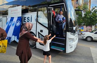 Veysel Tiryaki Altındağlı Çocuklara Karne Hediyesi Dağıttı