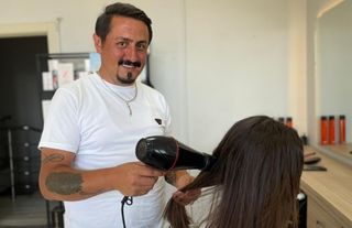 Kuaför Serkan Baldemir’den Yaz Aylarında Sağlıklı Saçlar için Kritik Uyarılar