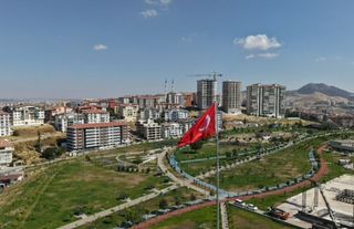 Mamak'ta 52 Metrelik Bayrak Anıtı Göndere Çekildi