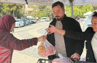 Nallıhan Belediyesi Kendi Seralarında Yetiştirdiği Domatesleri Halka Dağıttı