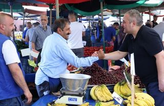 Başkan Özarslan, Kardeşler Semt Pazarı'nı Ziyaret Etti