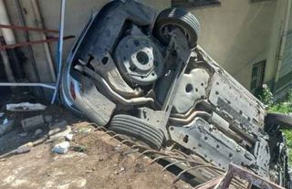 Altındağ'da Otomobil Binanın Bahçesine Düştü: 1 Yaralı