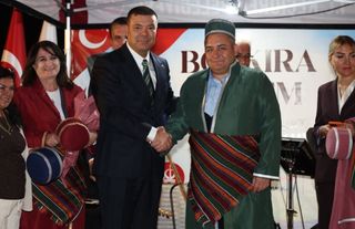 Başkan Mesut Özarslan’a "Bozkıra Özlem" Gecesinde Ahilik Kaftanı Giydirildi