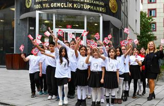 Ahmet Andiçen İlkokulu Öğrencileri Cumhuriyet Coşkusunu Kütüphaneye Taşıdı