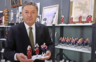 Ankara’nın Simgeleri Hediyelik Eşya Oldu: Seymen, Bacıeren ve Keçi Figürleri Görücüye Çıktı