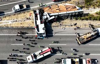 Akhisar Otoyolunda Feci Kaza: Geri Manevra Yaptığı Öne Sürülen Otobüse Tır Çarptı
