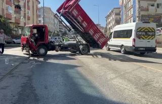 Mamak'ta Kum Boşaltan Kamyonetin Freni Boşaldı: Direğe Çarparak Durabildi