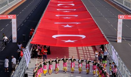 Adana'da 9 Metrelik Türk Bayrağının Altında 100. Yıl Coşkusu