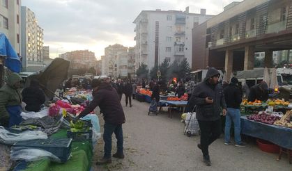 Karşıyaka Semt Pazarı Soğuk Havaya Rağmen İlgi Gördü