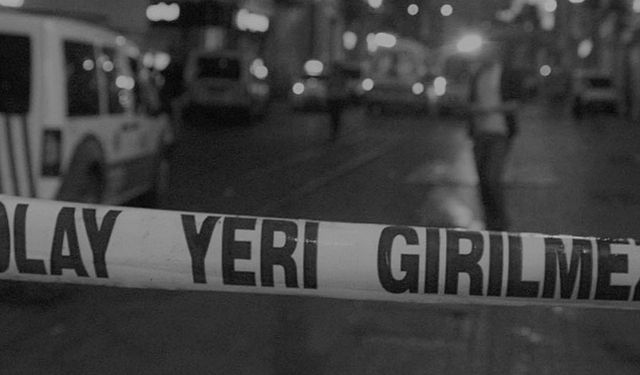 İstanbul’da Bıçakladığı Eşinin Başında Ölmesini Bekledi