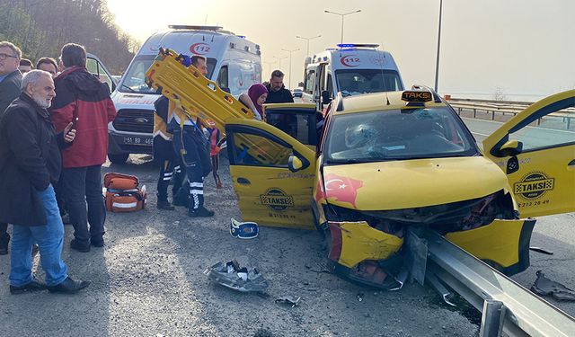 Rize’de Cenaze Dönüşü Taksi, Bariyere Saplandı: 4 Yaralı